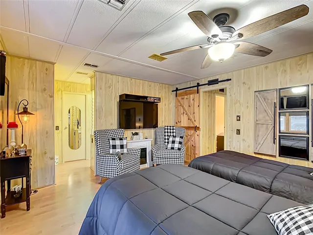 Primary suite with ensuite bathroom