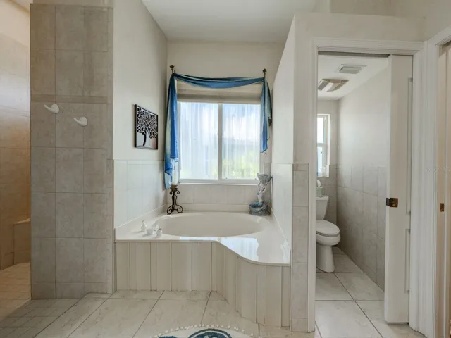 Primary en suite tub