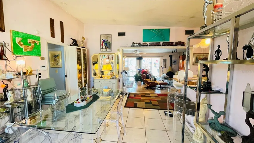 Dining area, open kitchen