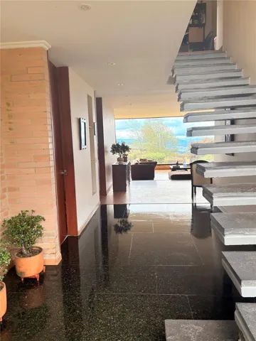 Luxurious entrance, your guests will be impressed!
