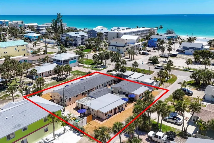 Blue Starfish Cottages is a 6-plex perfectly situated between the Gulf of Mexico & Lemon Bay