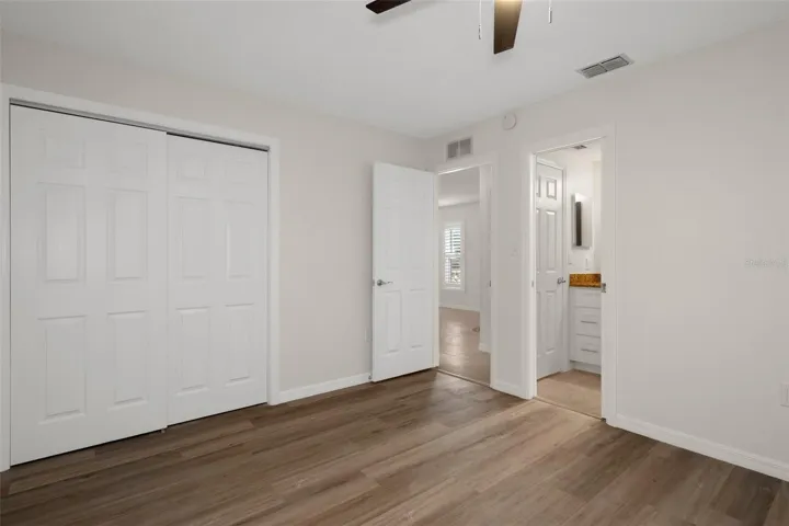 Secondary bedroom ideal for guests or flexible use.