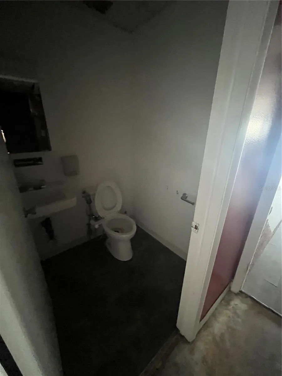 Suite 203 - 940 SF