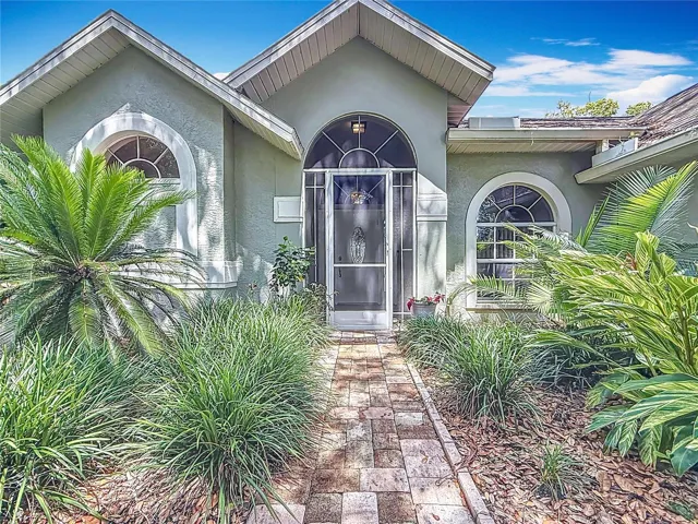 Exterior Front screened in entryway!