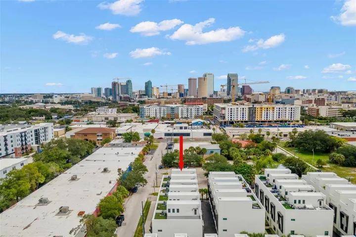 End unit with uninterrupted views of downtown Tampa
