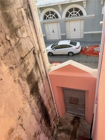 Side passage toward Calle Marina