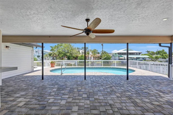 Large covered lanai. Perfect for entertaining.