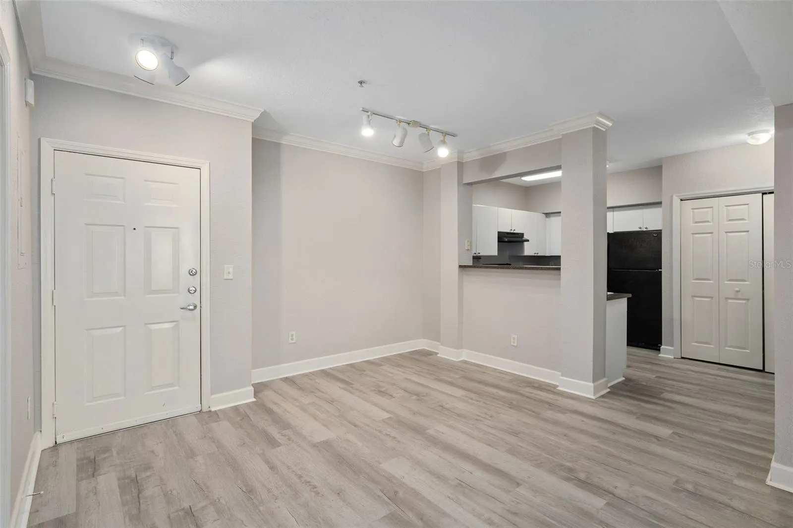 Entry/Dining