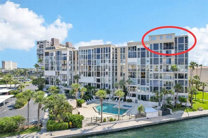 CORNER 2 STORY PENTHOUSE!