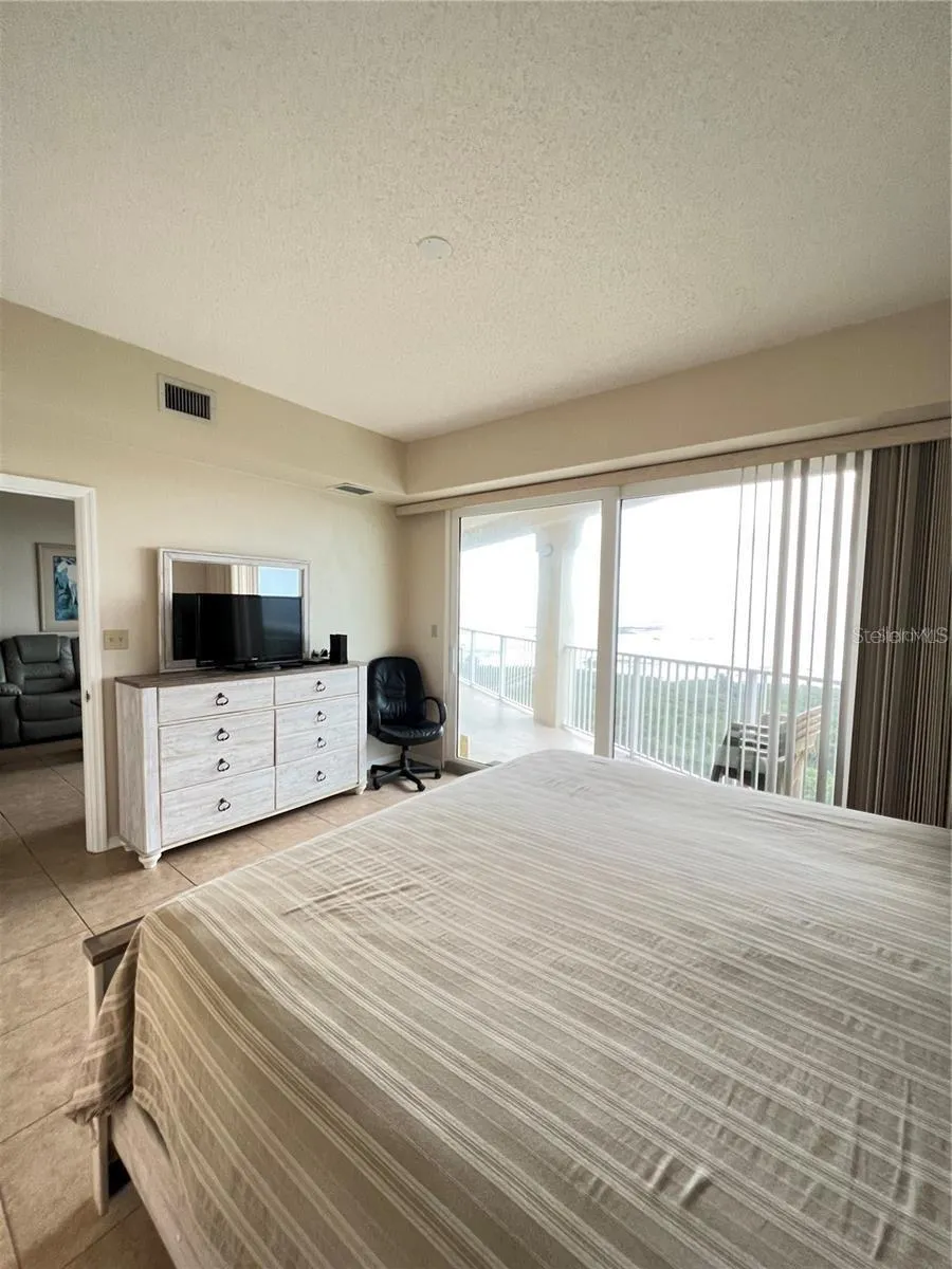 rimary Bedroom-King bed-sliders to balcony. Ensuite bathroom