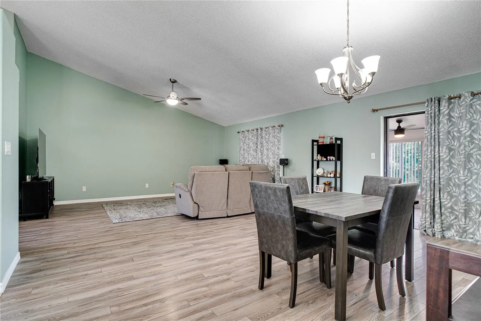 5517 W Sacramento Ct, Orlando, Florida 32821, 3 Bedrooms Bedrooms, ,3 BathroomsBathrooms,Residential,For Sale,SACRAMENTO,O6315393