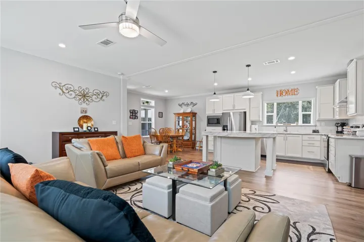 Living room/ kitchen