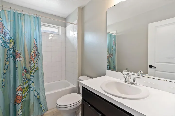 Upstairs Full Bathroom