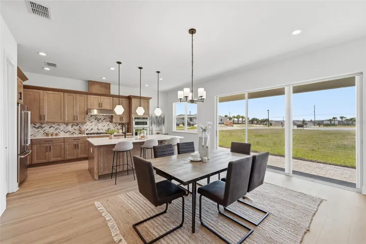 Expansive triple sliding doors