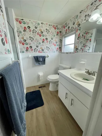 En-suite bath with walk-in shower