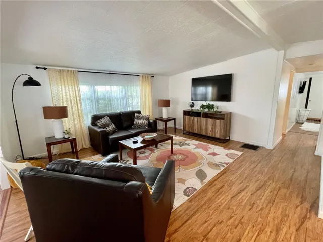 Living room, nice furniture throughout