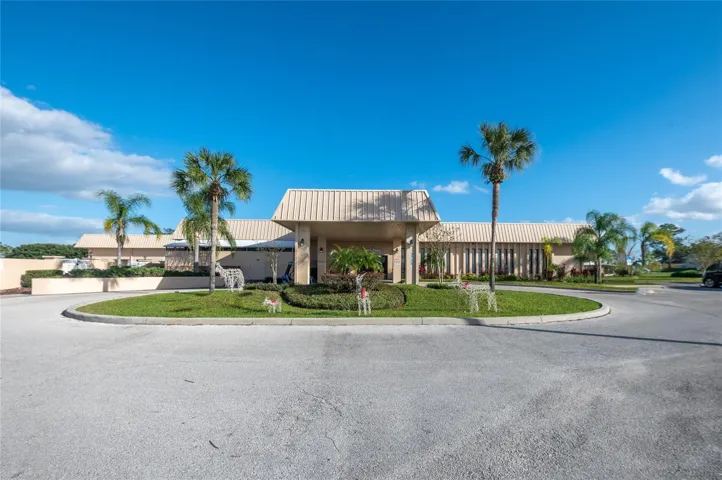 Golf pro shop and Whistle Stop restaurant and lounge