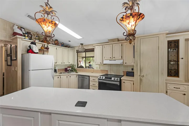 Large modern kitchen island and spacious kitchen - great for those who love to cook