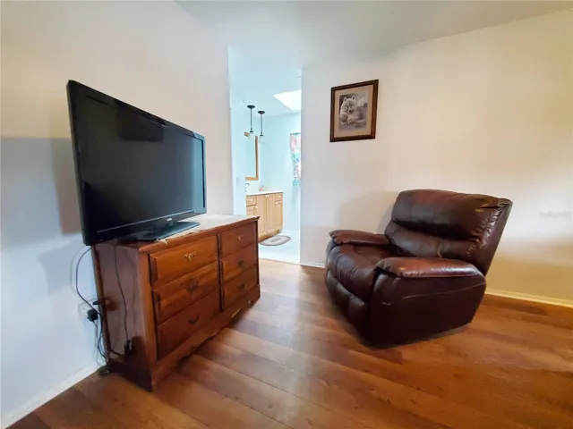 Main Bedroom & Bathroom