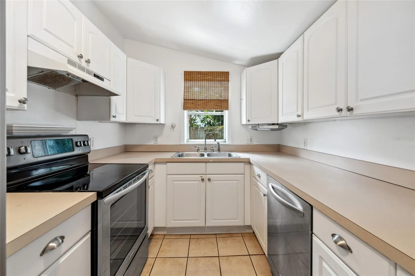 121 W Oakland Ave, Oakland, Florida 34760, 3 Bedrooms Bedrooms, ,1 BathroomBathrooms,Residential,For Sale,OAKLAND,O6318648