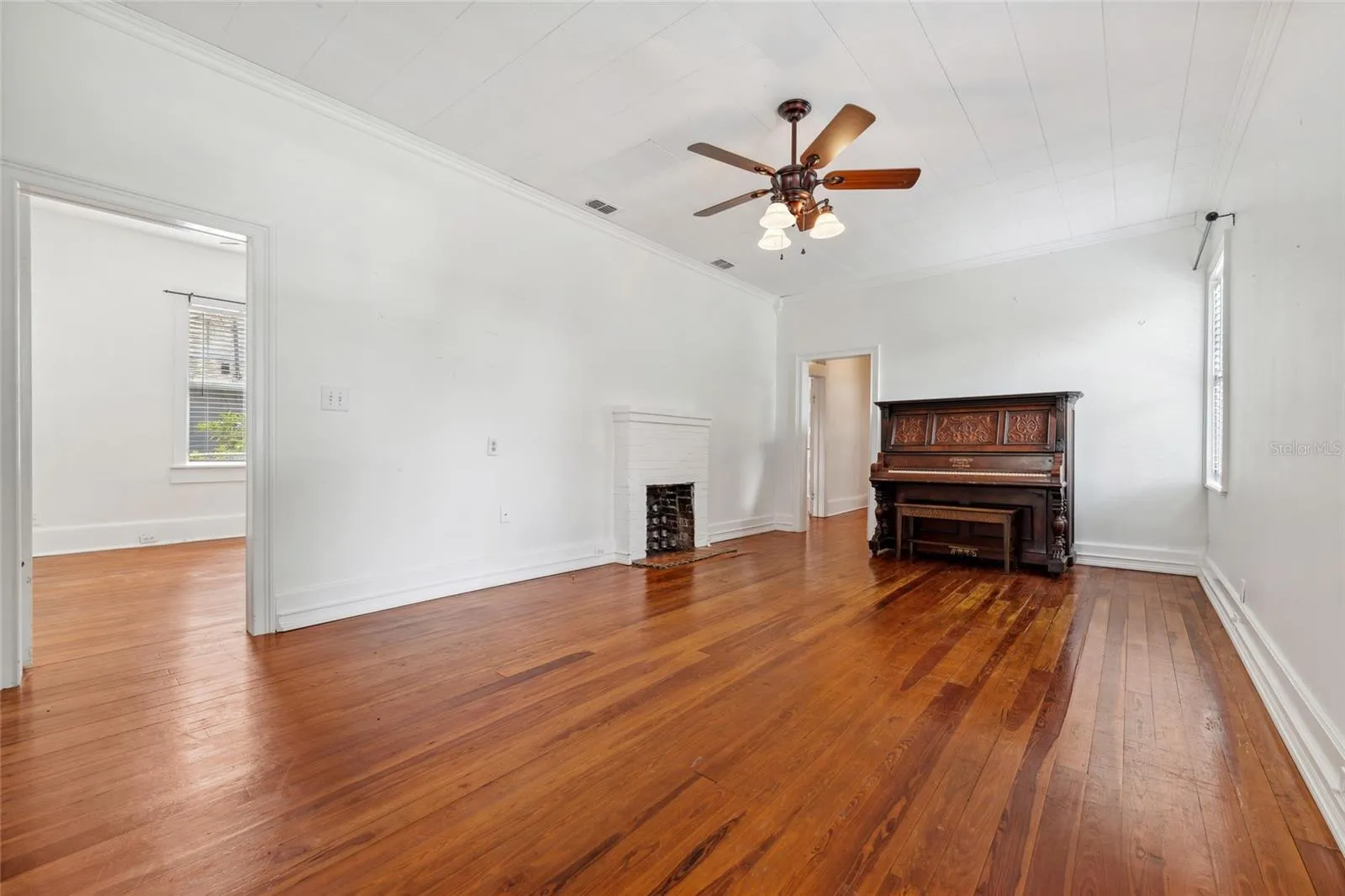 121 W Oakland Ave, Oakland, Florida 34760, 3 Bedrooms Bedrooms, ,1 BathroomBathrooms,Residential,For Sale,OAKLAND,O6318648