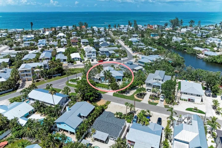 2 Blocks to the white sandy beach & Bean Point