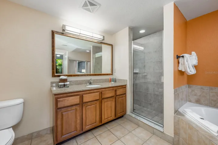 Primary en-suite bath.