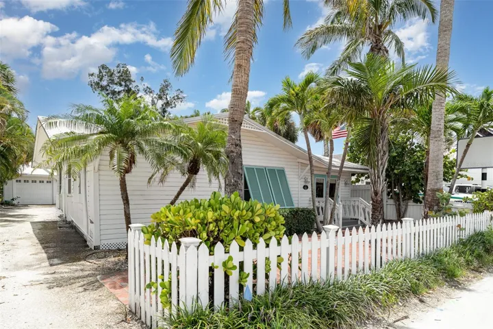 Lovely cottage with large separate garage in back
