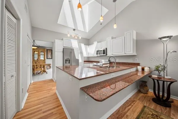 Kitchen breakfast bar