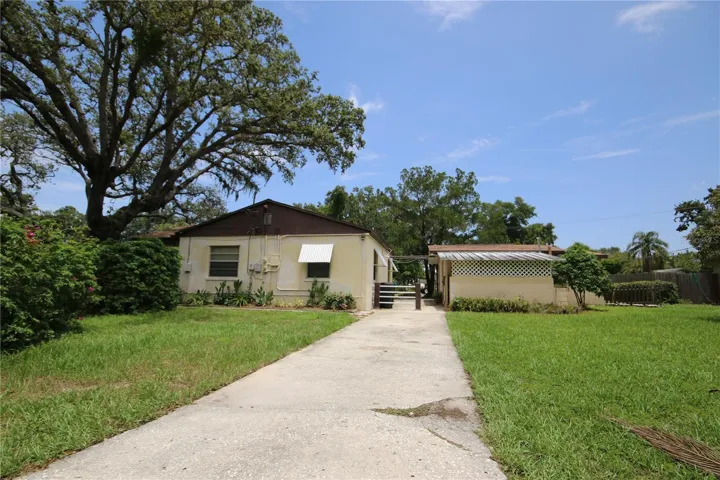 East view of 2Br unit & cottage. Entryway from Virginia