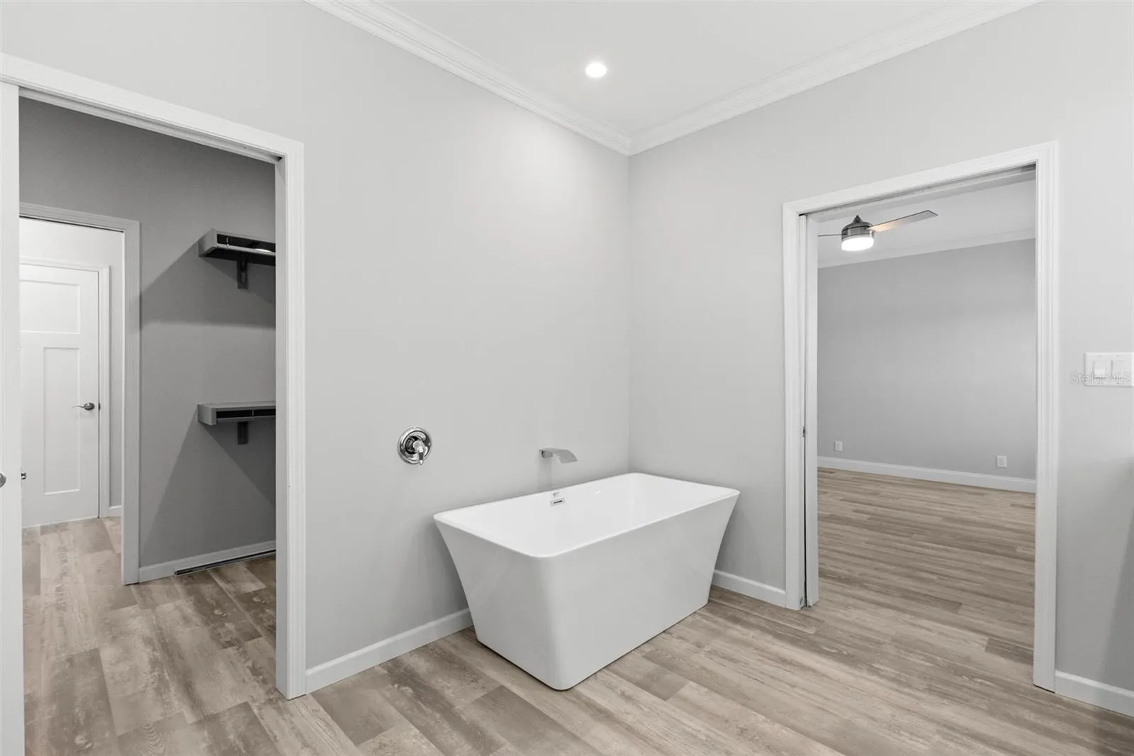 soaking tub