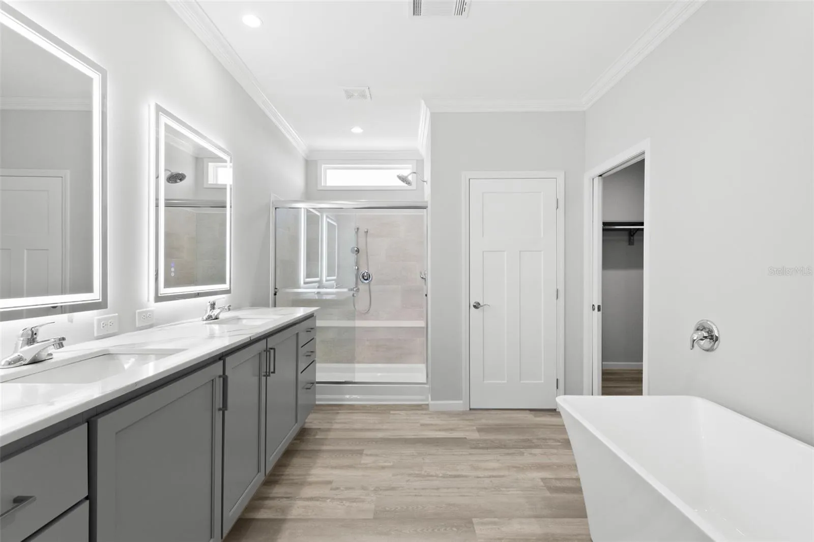Primary bath with 2 sinks