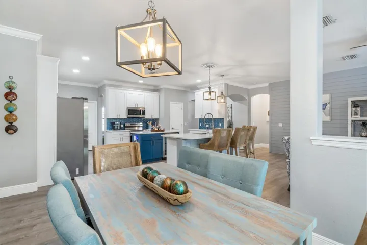 Dinette is perfect for everyday dining and for entertaining.