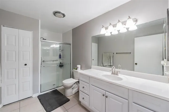Primary en-suite bath