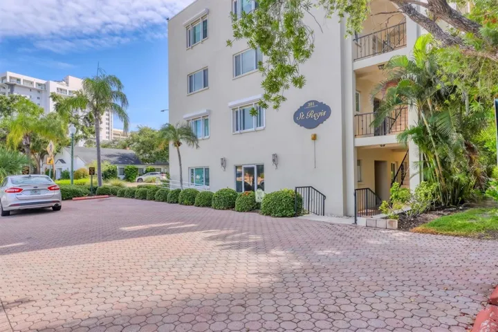 301 S Gulfstream Ave #103, Sarasota, Florida 34236, 2 Bedrooms Bedrooms, ,2 BathroomsBathrooms,Residential Lease,For Rent,GULFSTREAM,A4657815