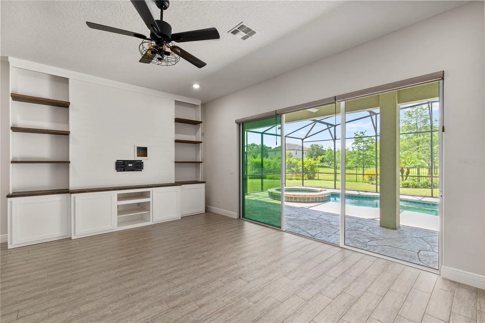 3241 Pinenut Dr, Apopka, Florida 32712, 6 Bedrooms Bedrooms, ,4 BathroomsBathrooms,Residential,For Sale,PINENUT,G5099141