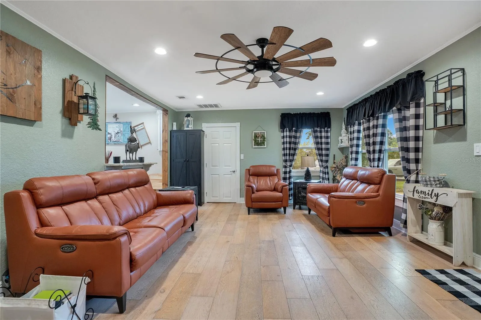 6746 Osceola Dr, Mount Dora, Florida 32757, 3 Bedrooms Bedrooms, ,2 BathroomsBathrooms,Residential,For Sale,OSCEOLA,O6324284
