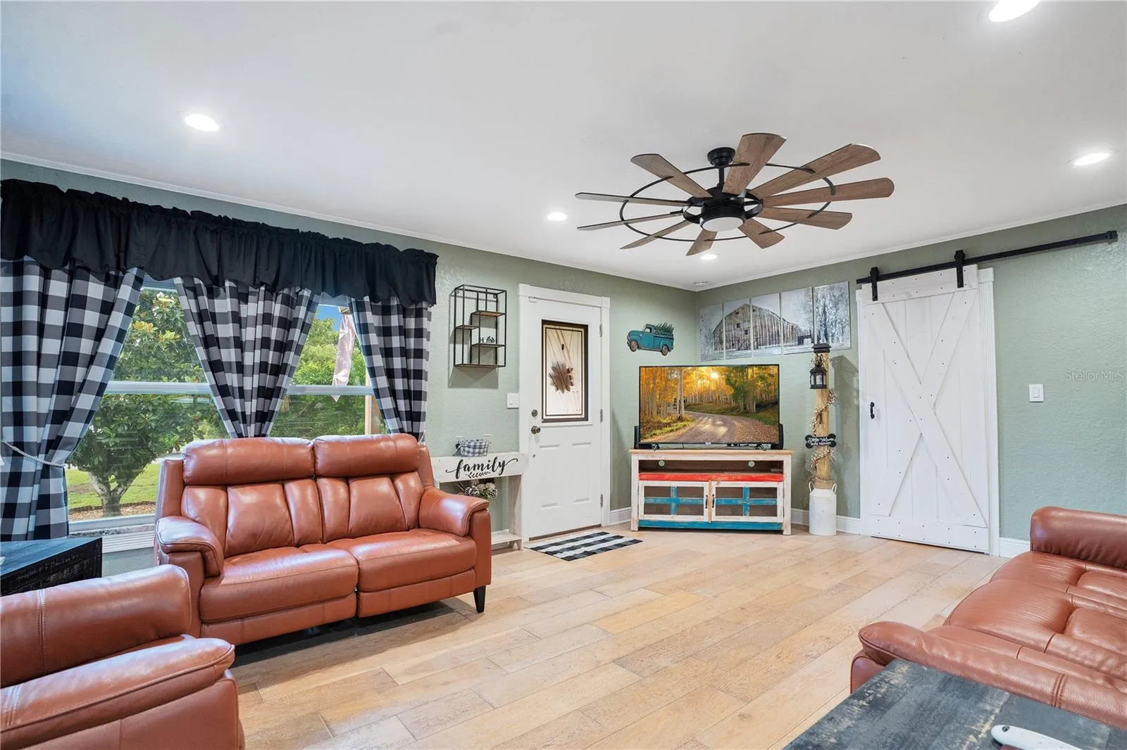 6746 Osceola Dr, Mount Dora, Florida 32757, 3 Bedrooms Bedrooms, ,2 BathroomsBathrooms,Residential,For Sale,OSCEOLA,O6324284