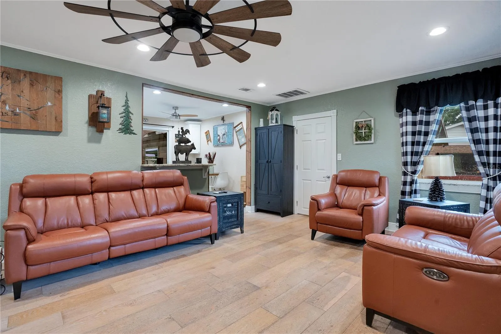 6746 Osceola Dr, Mount Dora, Florida 32757, 3 Bedrooms Bedrooms, ,2 BathroomsBathrooms,Residential,For Sale,OSCEOLA,O6324284