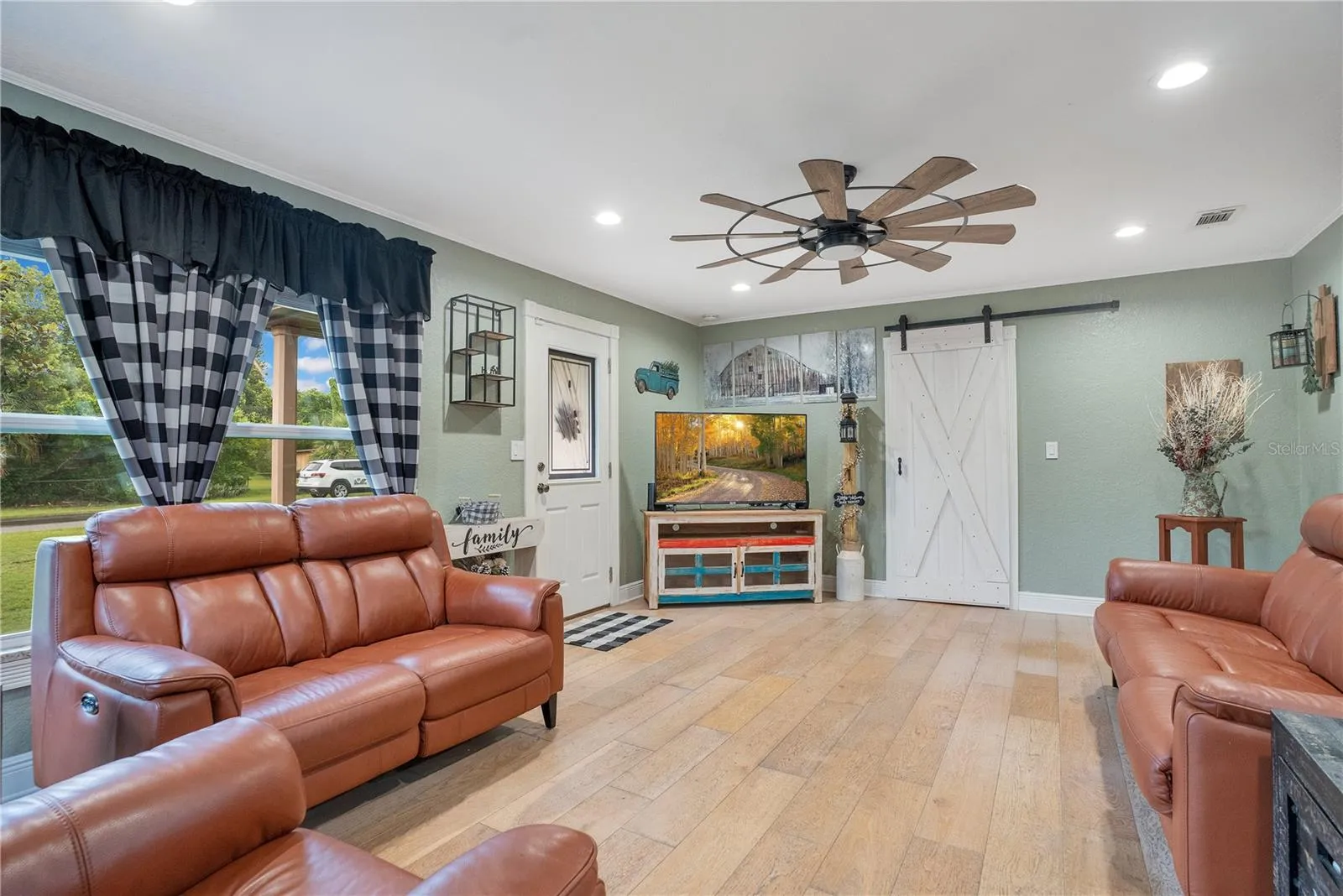 6746 Osceola Dr, Mount Dora, Florida 32757, 3 Bedrooms Bedrooms, ,2 BathroomsBathrooms,Residential,For Sale,OSCEOLA,O6324284