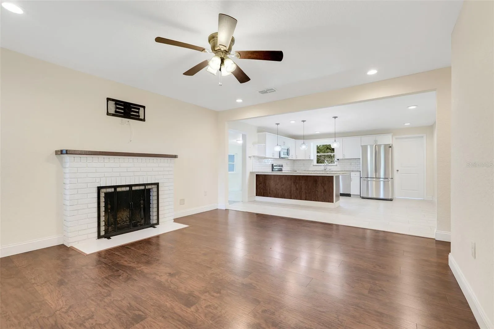 9404 Lakeshore Dr, Clermont, Florida 34711, 3 Bedrooms Bedrooms, ,2 BathroomsBathrooms,Residential,For Sale,LAKESHORE,G5099229
