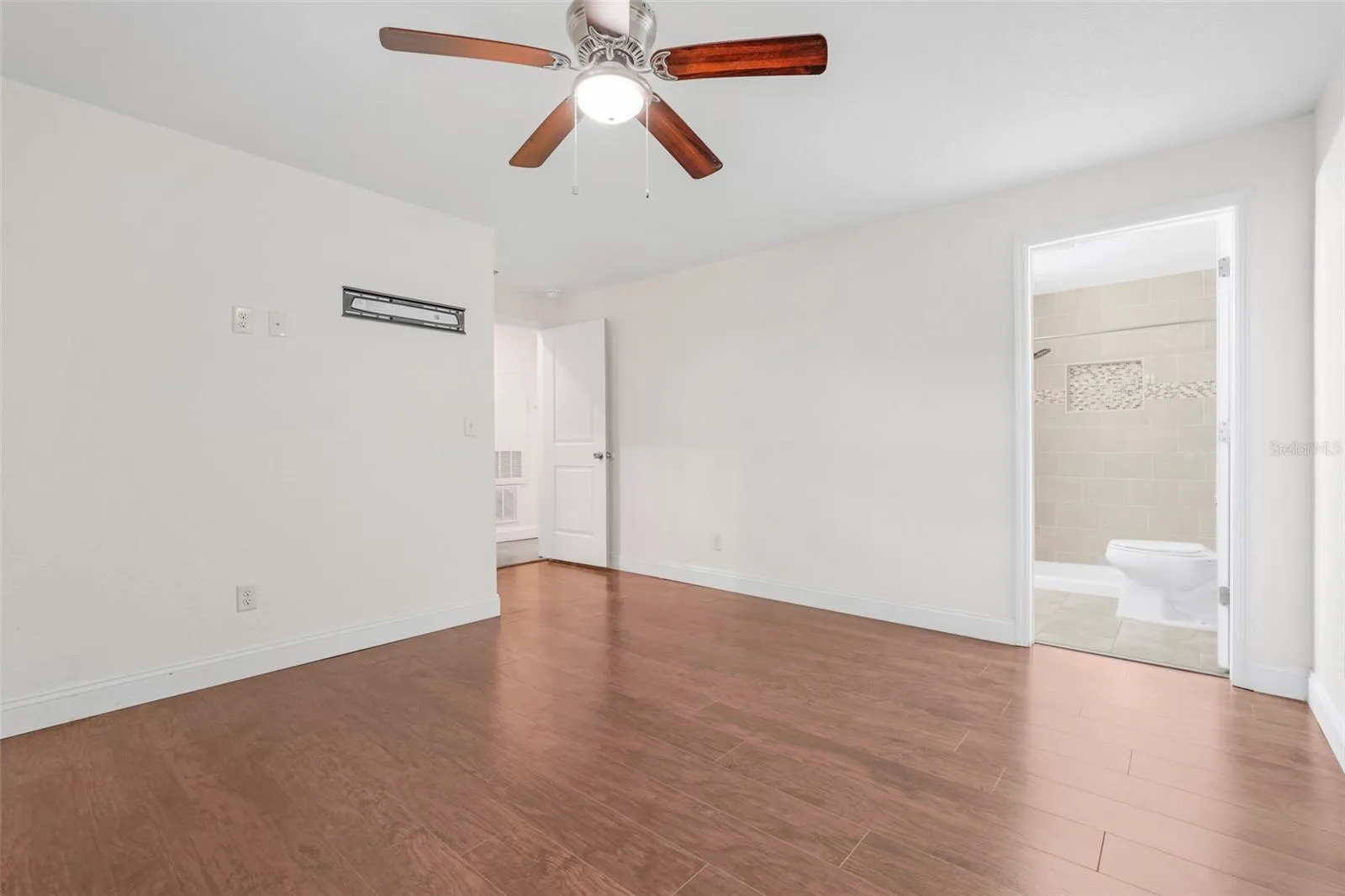 9404 Lakeshore Dr, Clermont, Florida 34711, 3 Bedrooms Bedrooms, ,2 BathroomsBathrooms,Residential,For Sale,LAKESHORE,G5099229