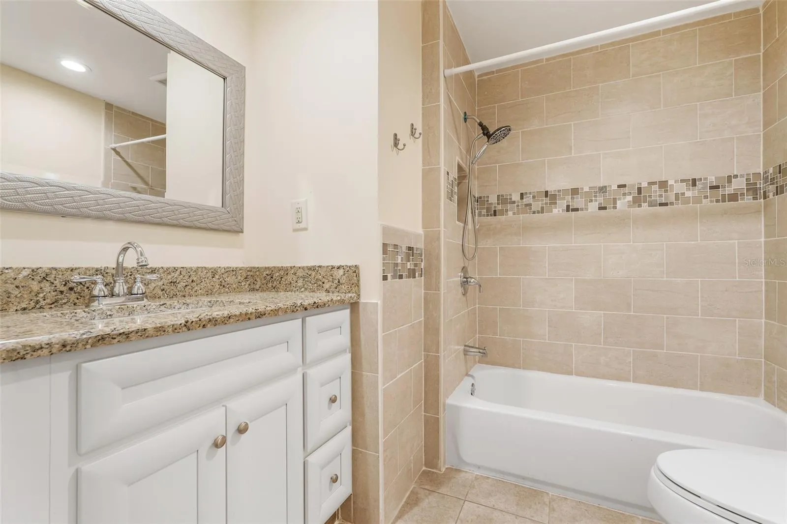 9404 Lakeshore Dr, Clermont, Florida 34711, 3 Bedrooms Bedrooms, ,2 BathroomsBathrooms,Residential,For Sale,LAKESHORE,G5099229