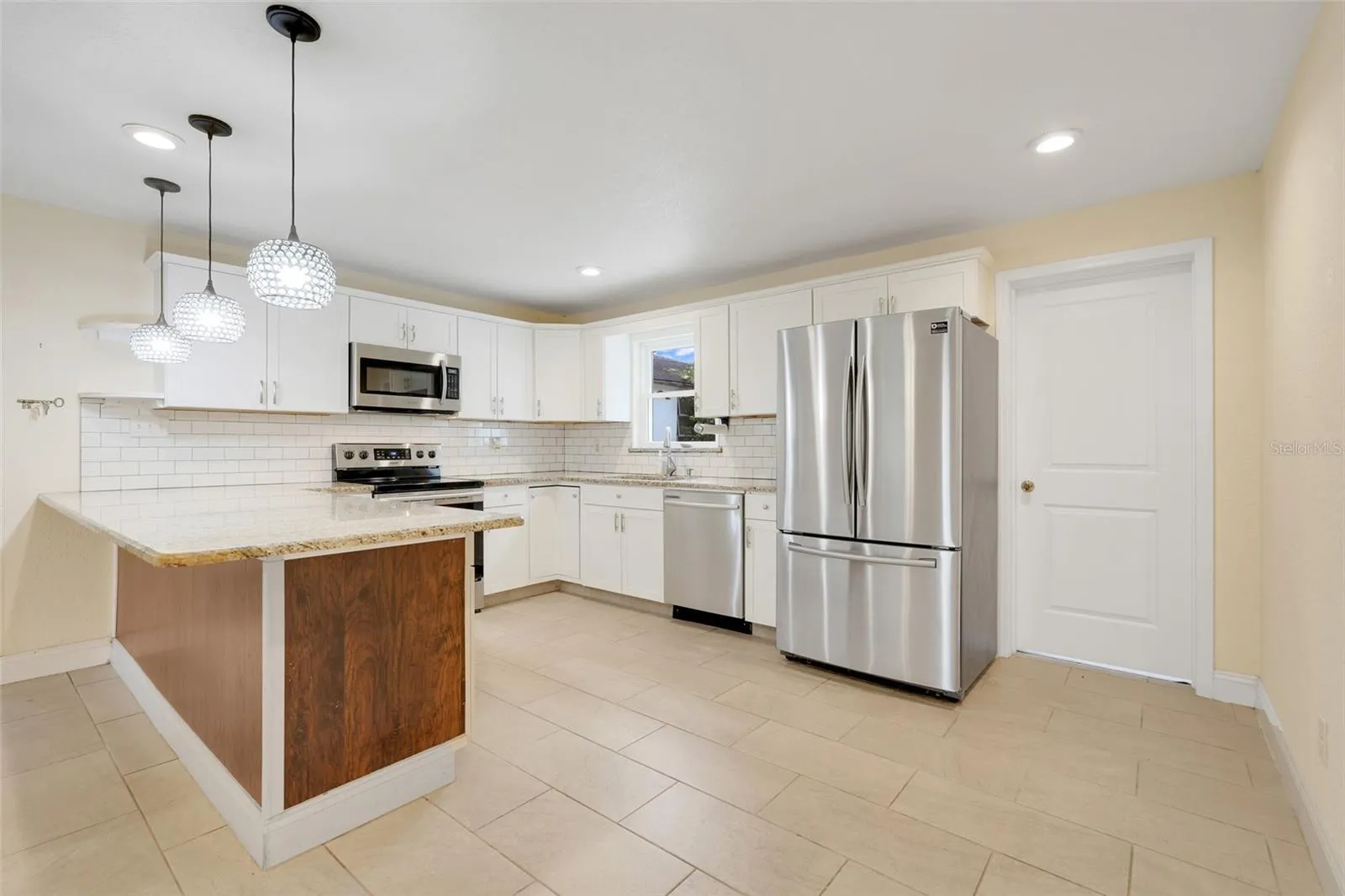 9404 Lakeshore Dr, Clermont, Florida 34711, 3 Bedrooms Bedrooms, ,2 BathroomsBathrooms,Residential,For Sale,LAKESHORE,G5099229