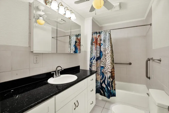 Family Bathroom with tub/shower