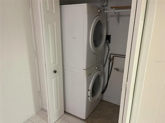 Laundry closet - Full size washer/dryer
