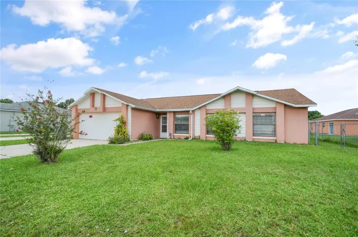 Spacious front yard with a well-kept exterior.