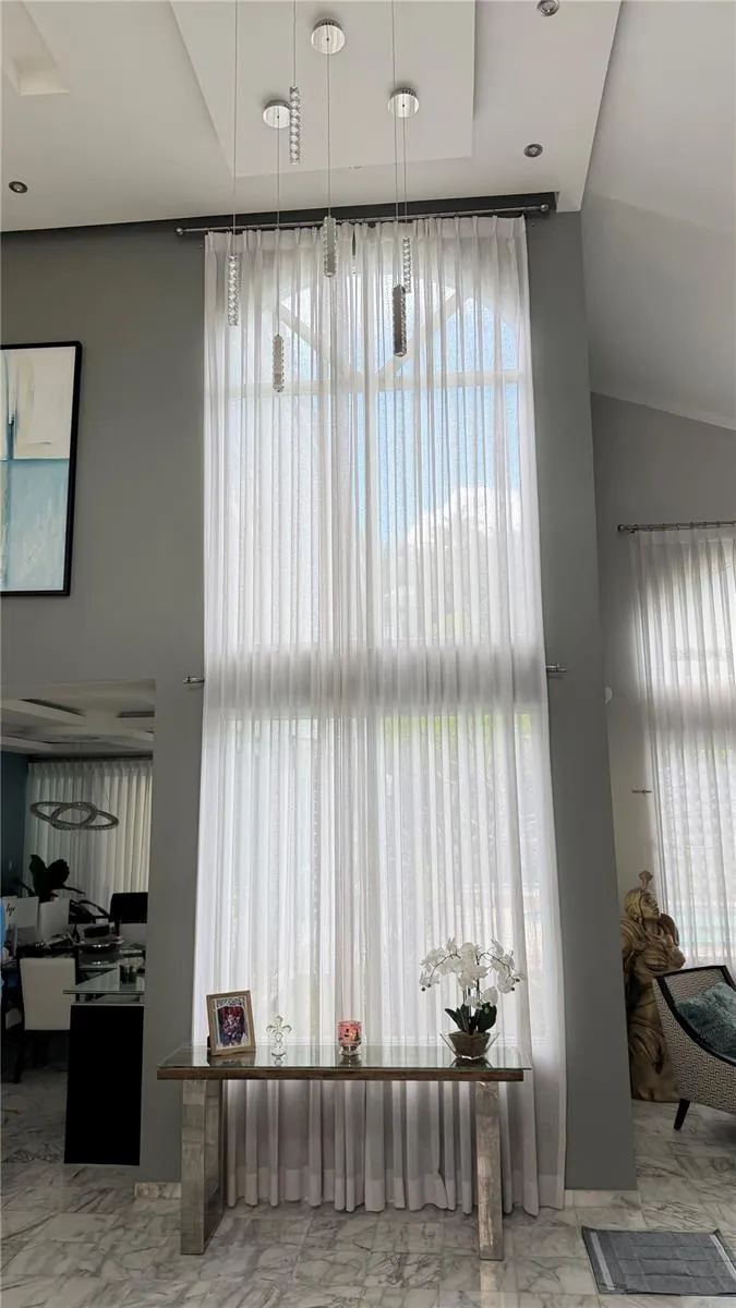 Foyer y Sala con "cathedral ceilings"