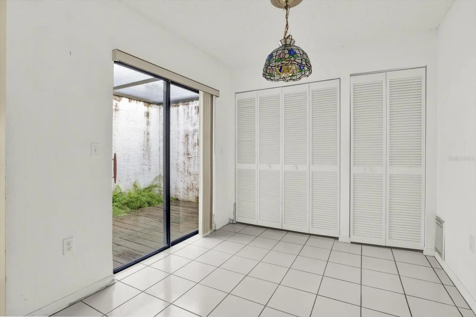 The dining nook, with a sliding glass door to the lanai and laundry closet.