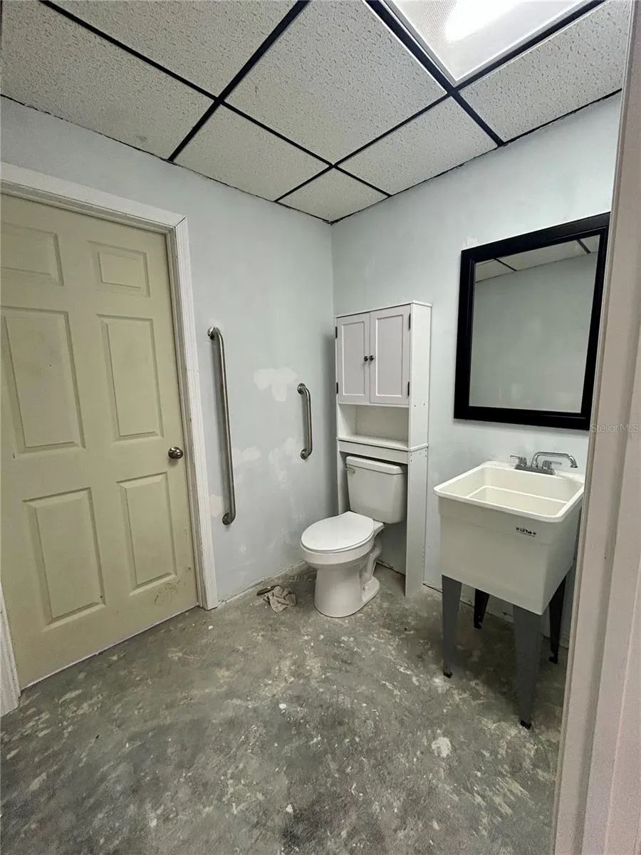 Bathroom (needs paint)